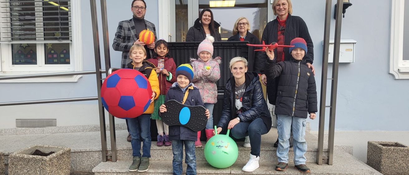 Bild enthält, Pants, Soccer Ball, People, Shelter, Photography, Portrait, Costume, Jeans, Balloon, Shoe
