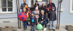 Bild enthält, Pants, Soccer Ball, People, Shelter, Photography, Portrait, Costume, Jeans, Balloon, Shoe