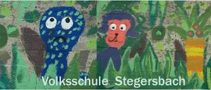 Ein Wandbild zeigt verschiedene farbenfrohe Tiercharaktere vor einem grünen, blattreichen Hintergrund. Das Wandbild ist mit 'Volksschule Stegerbach' beschriftet.