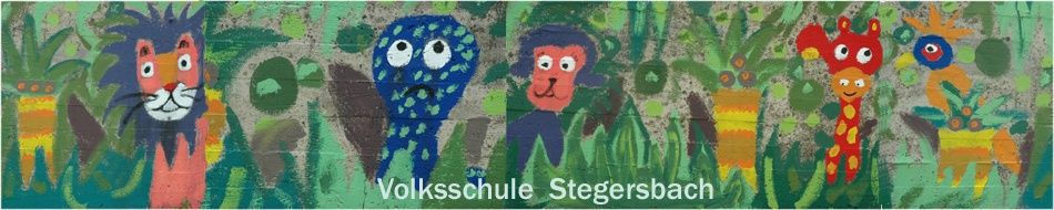 Ein Wandbild zeigt verschiedene farbenfrohe Tiercharaktere vor einem grünen, blattreichen Hintergrund. Das Wandbild ist mit 'Volksschule Stegerbach' beschriftet.