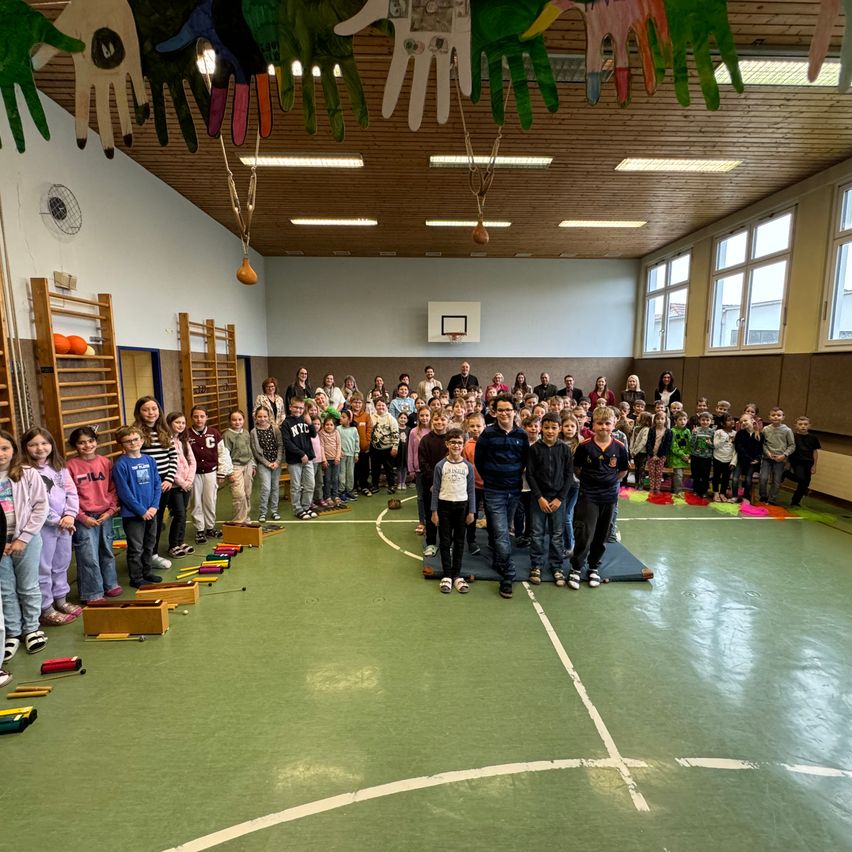 Bild enthält, People, Person, School, Classroom, Indoors, Shoe, Floor, Crowd, Flooring, Basketball (Ball)