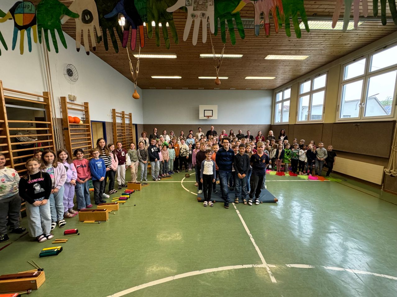 Bild enthält, People, Person, School, Classroom, Indoors, Shoe, Floor, Crowd, Flooring, Basketball (Ball)