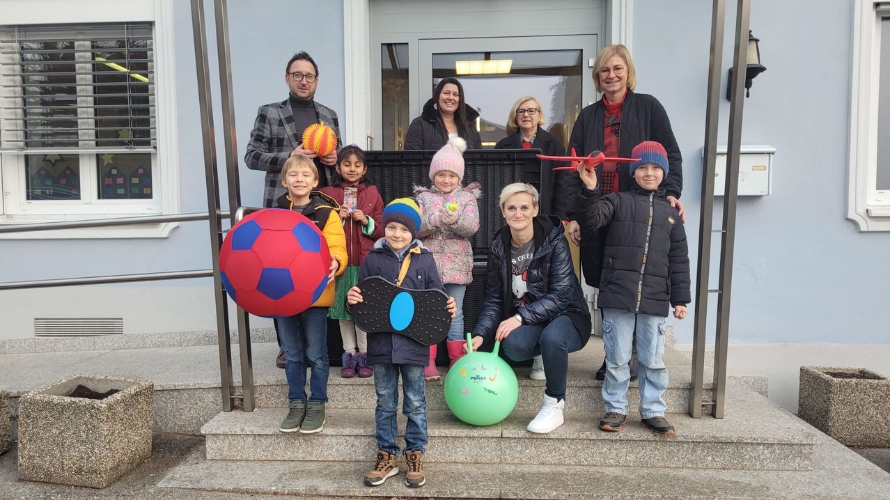 Bild enthält, Pants, Soccer Ball, People, Shelter, Photography, Portrait, Costume, Jeans, Balloon, Shoe