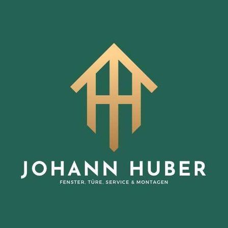 Das Johann Huber Logo auf grünem Hintergrund, mit einem goldenen Hausdesign und dem Namen Johann Huber darunter, zusammen mit dem Text 'Fenster, Turre, Service & Montagen'.