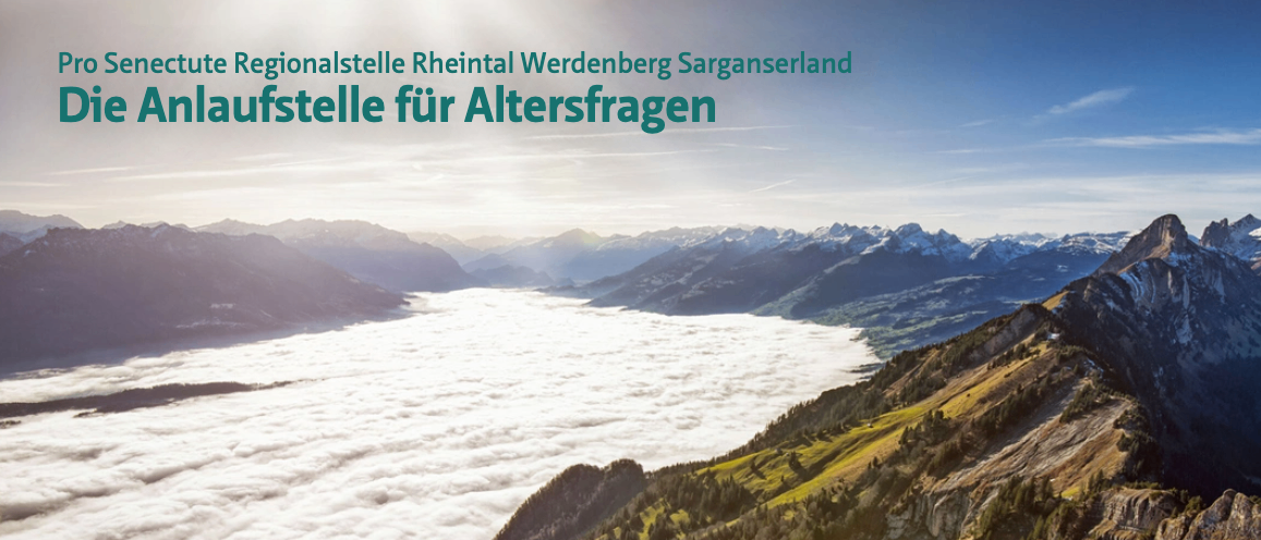 Luftaufnahme einer Berglandschaft mit Wolken und Bergen im Hintergrund, mit Text 'Regionalstelle Rheintal Werdenberg Sarganserland' und 'Infostelle für Altersfragen.'