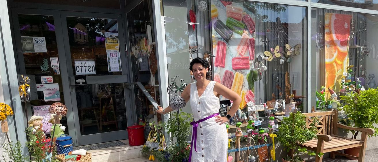 Bild enthält, Potted Plant, Planter, Vase, Flower, Flower Arrangement, Flower Bouquet, Purple, Dress, Herbal, Person