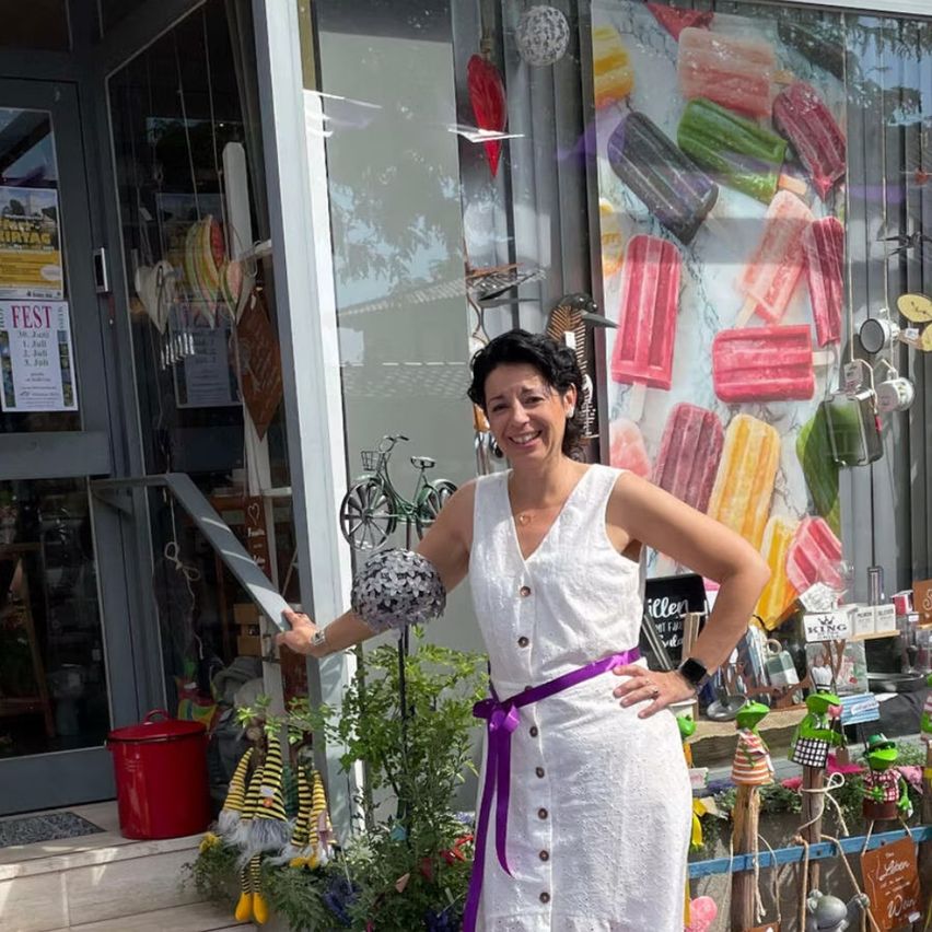 Bild enthält, Potted Plant, Planter, Vase, Flower, Flower Arrangement, Flower Bouquet, Purple, Dress, Herbal, Person