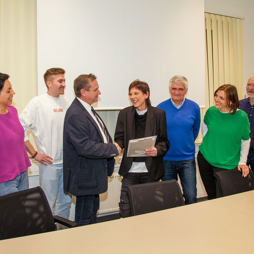 Bild enthält, Adult, Female, Person, Woman, People, Bracelet, Male, Man, Groupshot, Chair