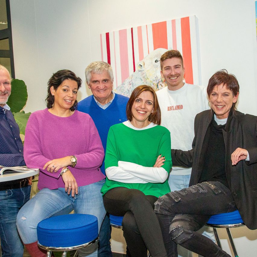 Bild enthält, People, Person, Pants, Portrait, Adult, Female, Woman, Coat, Jacket, Table