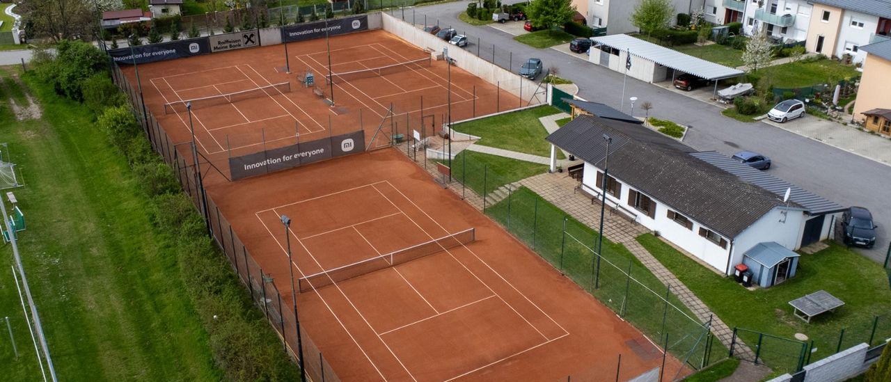 Bild enthält, Architecture, Building, Sport, Tennis, Car, Transportation, Vehicle, Racket, Tennis Racket