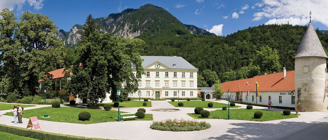 Bild enthält, Building, Hotel, Grass, Nature, Outdoors, Scenery, Housing, Resort, House, Person