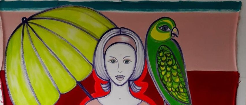 Gemälde einer Frau mit einem grünen Papagei auf der Schulter, die einen Regenschirm hält, mit einem großen Auge auf dem Bauch und mehreren Augen im Wasser unter ihren Füßen.