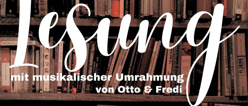 Plakat mit Büchern im Hintergrund, das eine Lesung ankündigt. Es enthält Details wie Datum, Uhrzeit und Ort. Datum: 18. Mai 2025. Zeit: 15:00 Uhr. Ort: Gasthof Kobald.