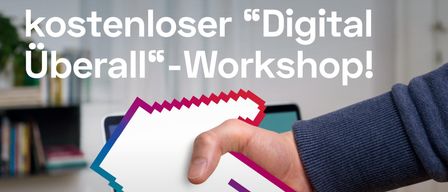 Ein Plakat für einen digitalen Workshop für Senioren, mit einer Hand, die ein Smartphone über einem offenen Laptop hält, einem Becher und Büchern im Hintergrund. Der Text auf Deutsch lautet 'Uberall' Workshop'.