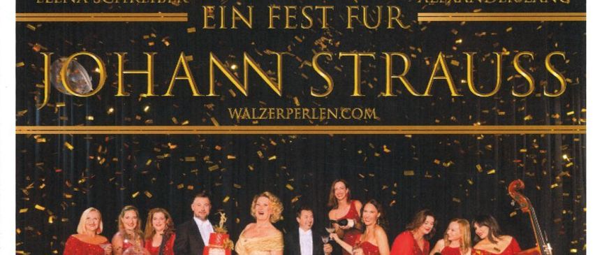 Plakat für Johann Strauss-Veranstaltung am 19. September 2025. Eine Gruppe von Musikern in roten Kleidern steht auf einer Bühne mit Musikinstrumenten. Das Datum und die Uhrzeit sind in Weiß auf rotem Hintergrund angezeigt.