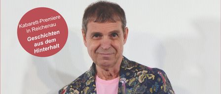 Ein Mann in einem farbenfrohen Jackett mit einem rosa T-Shirt darunter steht lächelnd für ein Foto. Der Hintergrund ist weiß mit einem roten Kreis mit dem Text 'Kabaret-Premiere in Reichenau Geschichten aus dem Hinterhalt'. Das Datum '09.11.2025' und die Zeit '18 Uhr' sind ebenfalls erwähnt.