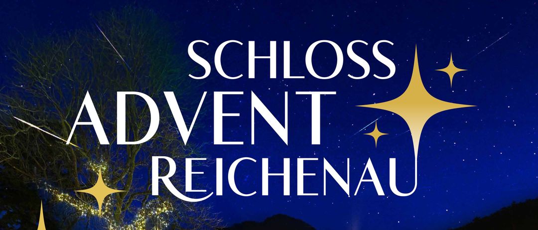 Ein beleuchtetes Gebäude mit festlichen Dekorationen. Der Text lautet Advent Reichenau und die Daten 29.11. bis 21.12. Es gibt Lichter, Sterne und Bäume um das Gebäude herum.