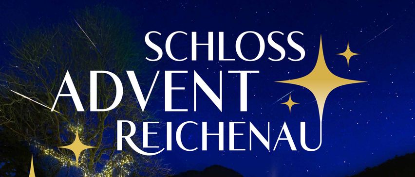 Ein beleuchtetes Gebäude mit festlichen Dekorationen. Der Text lautet Advent Reichenau und die Daten 29.11. bis 21.12. Es gibt Lichter, Sterne und Bäume um das Gebäude herum.