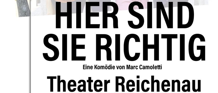 Plakat für Theater Reichenaus Komödie 'Hier sind sie richtig' von Marc Camoletti. Das Plakat zeigt eine Gruppe lächelnder Menschen, die hinter einem Holzzaun posieren. Tickets sind für 15 € erhältlich.