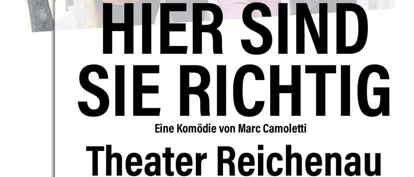 Plakat für eine Theateraufführung mit dem Titel 'Hier sind sie richtig' im Theater Reichenau. Das Plakat zeigt ein Gruppenfoto von sechs Personen vor einem Holzzaun. Aufführungstermine und -zeiten sind aufgelistet.