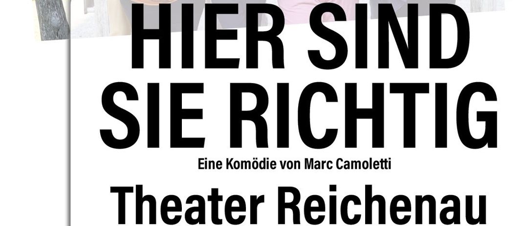 Ein Gruppenfoto von Menschen, die sich an einem Holzzaun lehnen, mit einem Banner, das 'HIER SIND SIE RICHTIG' und Details eines Komödienspiels im Theater Reichenau mit Datum und Uhrzeit anzeigt.