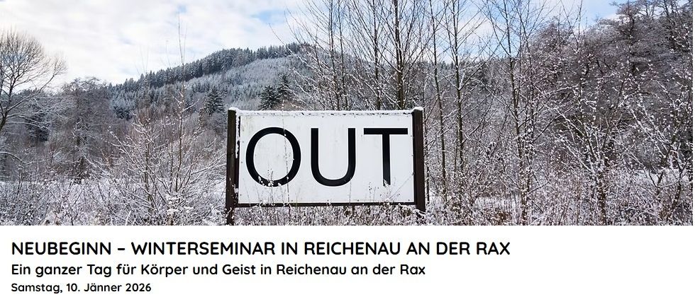 Ein weißes Schild mit dem Wort 'OUT' steht im Schnee, umgeben von schneebedeckten Bäumen und einem verschneiten Berg im Hintergrund. Der Text unten weist auf ein Winterseminar in Reichenau hin. Januar 2026.