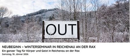 Ein weißes Schild mit dem Wort 'OUT' steht im Schnee, umgeben von schneebedeckten Bäumen und einem verschneiten Berg im Hintergrund. Der Text unten weist auf ein Winterseminar in Reichenau hin. Januar 2026.