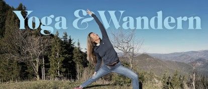 Eine Frau macht eine Yoga-Pose auf einer Wiese mit Bergen im Hintergrund. Der Text lautet 'Yoga & Wandern' und darunter befindet sich ein Datumsbereich und eine E-Mail-Adresse.