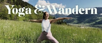Ein Plakat bewirbt ein Yoga- und Wanderwochenende vom 8. bis 9. August 2026 im Naturfreundehaus Knopfelben. Eine Frau posiert in einer Yoga-Pose in einem üppigen grünen Feld mit Bergen im Hintergrund.