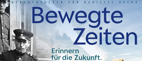 Das Buchcover mit dem Titel 'Bewegte Zeiten' zeigt ein schwarz-weißes Bild von zwei Erwachsenen, die sich umarmen, mit zwei Kindern in der Nähe. Der Titel bedeutet 'Bewegte Zeiten'. Die Jahre 1945-2025 sind angezeigt.