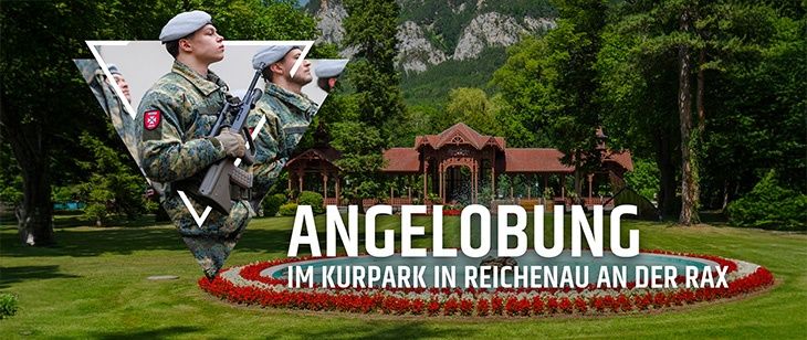 Soldaten in Uniform stehen in einem Park. Ein kleines Gebäude mit einem Brunnen ist im Hintergrund. Der Text 'ANGELOBUNG IM KURPARK IN REICHENAU AN DER RAX' ist angezeigt.