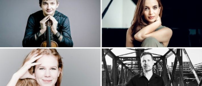 Vier Musiker posieren für ein Foto. Ein Mann und eine Frau halten Geigen, und eine Frau ruht ihren Kopf auf ihrem Arm. Der Mann sieht ernst aus.