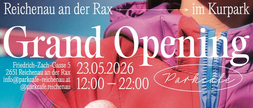 Eine Hand, die einen Eisbecher mit Erdbeer- und Schokoladentopping hält, vor einer Person, die eine farbenfrohe Jacke trägt. Das Bild enthält einen Textüberlagerung mit den Worten Grand Opening und dem Datum 23.05.2026.