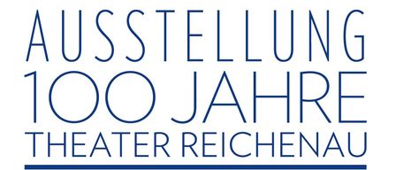 Plakat zum 100-jährigen Jubiläum des Theaters Reichenau mit einer Berglandschaft und blauem Text. Die Veranstaltung läuft vom 5. Juli bis 6. September im Schloss Reichenau.