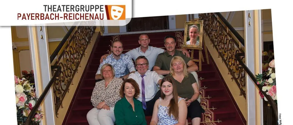 Eine Gruppe von Menschen sitzt auf einer Treppe, möglicherweise für eine Theateraufführung, mit dem Titel Kein Platz für Liebe.