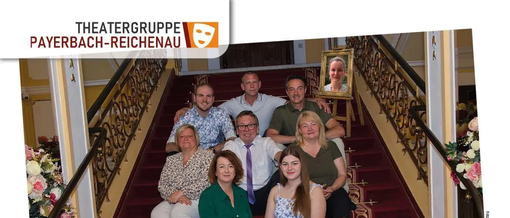 Eine Gruppe von Menschen posiert für ein Foto auf einer Treppe mit rotem Teppich. Der Text lautet Kein Platz fur Liebe. Das Bild hat einen Wasserzeichen.