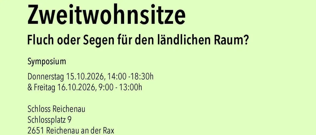 Ein Poster mit rotem Hintergrund und einer Sammlung von Schlüsseln. Der Titel lautet 'Zweitwohnsitze' und fragt, ob sie ein Flug oder ein Fluch für den ländlichen Raum sind.