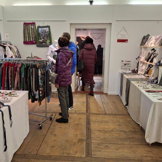 Bild enthält, Accessories, Bag, Handbag, Indoors, Person, Jewelry, Necklace, Mannequin, Shop