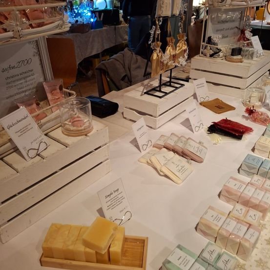 Bild enthält, Adult, Female, Person, Woman, Furniture, Table, Text, Handbag, Meal, Shop