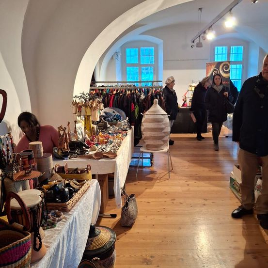 Bild enthält, Adult, Female, Person, Woman, Clothing, Coat, Indoors, Handbag, Face, Market