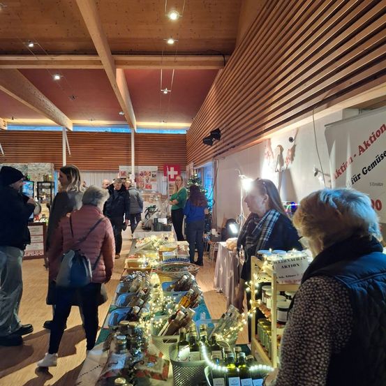 Bild enthält, Urban, Indoors, Adult, Female, Person, Woman, People, Coat, Night Life, Cafeteria