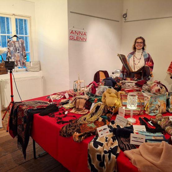 Bild enthält, Adult, Female, Person, Woman, Accessories, Glasses, Face, Head, Bag, Handbag