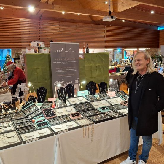 Bild enthält, Adult, Female, Person, Woman, Male, Man, Shop, Market, Coat, Pants