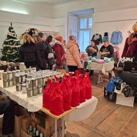 Bild enthält, Adult, Female, Person, Woman, Male, Man, Handbag, Indoors, Market, Shop