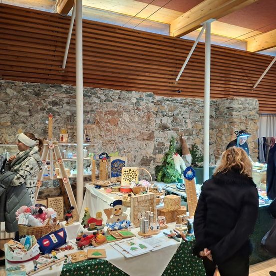 Bild enthält, Adult, Female, Person, Woman, People, Male, Man, Handbag, Fun, Coat