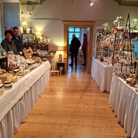 Bild enthält, Meal, Indoors, Dining Table, Restaurant, Dining Room, Adult, Male, Man, Person, Wood