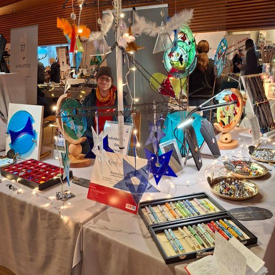 Bild enthält, People, Person, Adult, Female, Woman, Urban, Glasses, Indoors, Fun, Text