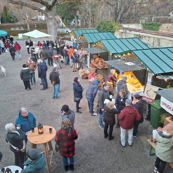 Bild enthält, People, Person, Urban, Shelter, City, Pants, Boy, Child, Male, Man