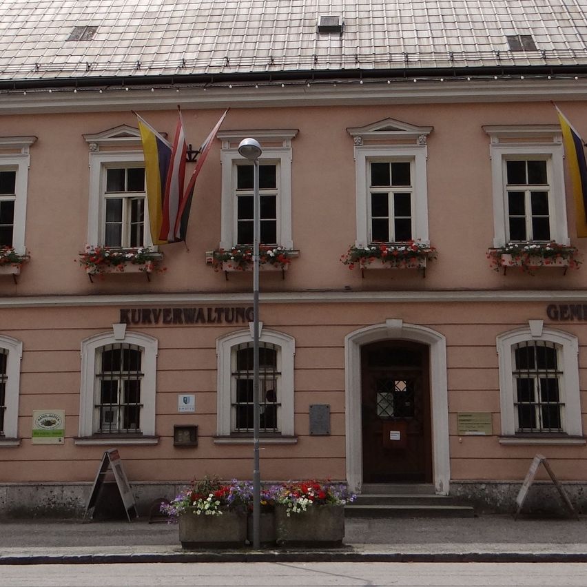 Bild enthält, Architecture, Building, Clock Tower, Tower, Monastery, Spire, Arch, City, Housing, House