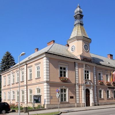 Bild enthält, Clock Tower, Tower, Urban, City, Car, Housing